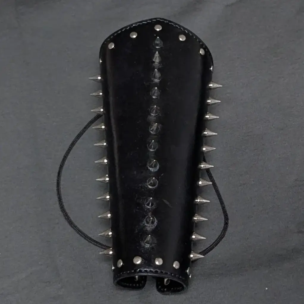 Наруч з натуральної шкіри з шипами на шнуровці (1 шт).