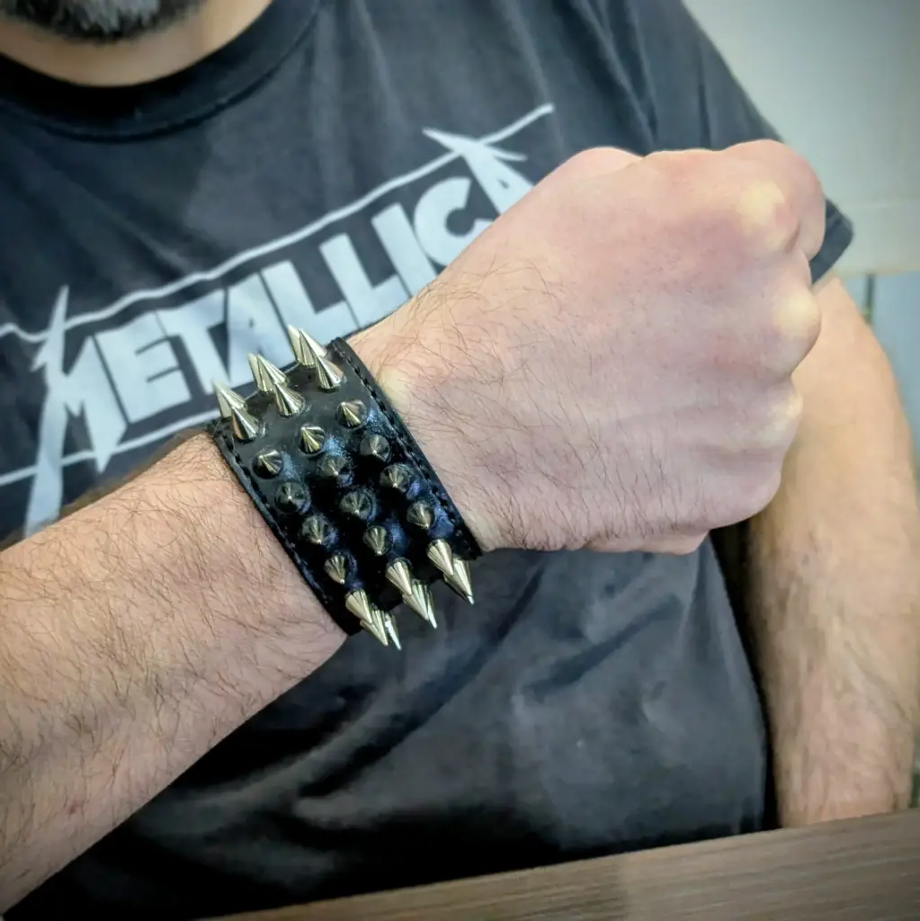 Напульсник з натуральної шкіри чоловічий з трьома рядами шипів