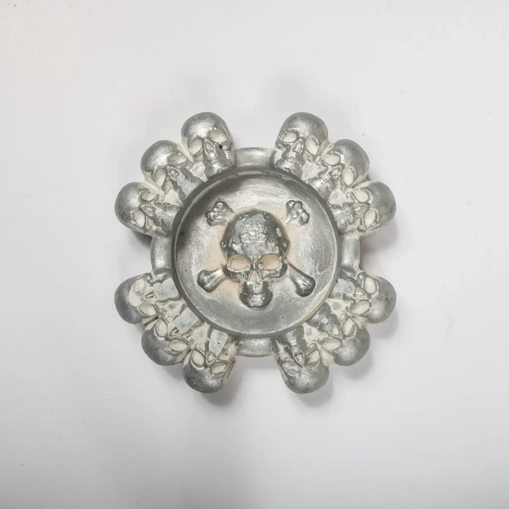 Гіпсова попільничка Черепи срібляста